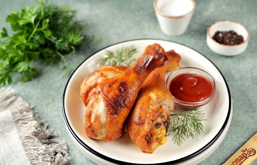 1. Этап. Курица в сметане с аджикой: Курица в сметане с аджикой готова! Подавайте со свежими овощами или домашними соленьями. Приятного аппетита!