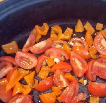 1. Этап. Паста с соусом мухаммара: Разогрейте духовку до 200С. Выложите помидоры, перец, чеснок, оливковое масло и соль в ёмкость для запекания, желательно в один слой. Осторожно перемешать и запекать 25 минут.