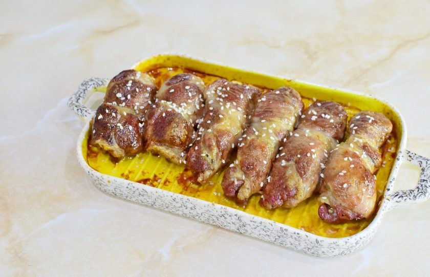 1. Этап. Мясные рулетики На один зубок: Готовые рулеты извлеките из духовки. Верх можно посыпать кунжутом.