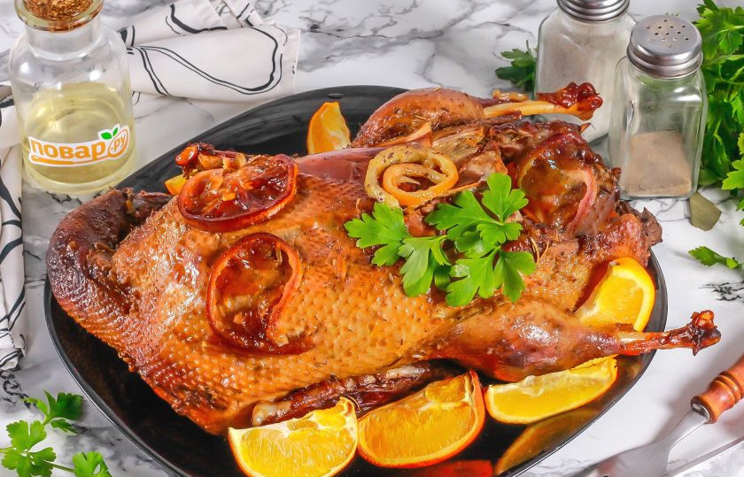 1. Этап. Утка с лимоном и розмарином в духовке: Аккуратно выложите утку на тарелку или блюдо и подайте к столу. Жир слейте в небольшую емкость и готовьте на нем другие блюда.