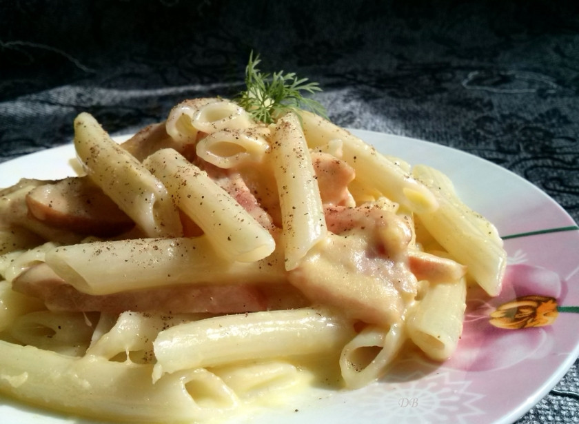 1. Этап. Паста с ветчиной: Добавьте обжаренную ветчину, перемешайте и посыпьте черным перцем. Подавайте блюдо горячим. Приятного аппетита!