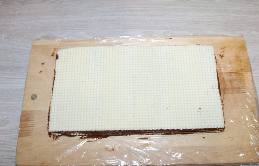 1. Этап. Торт «Причуда»: Накройте следующим коржом и промажьте кремом.