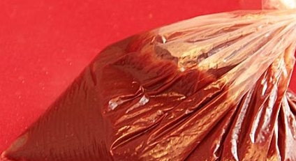 1. Этап. Торт с вишней и орехами: Пока сделайте глазурь: шоколад растопите на водяной бане с маслом. Перелейте смесь в кулинарный шприц или полиэтиленовый пакет.