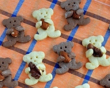 1. Этап. Печенье Мишки с миндалем: 9. Выпекайте около 10 минут. Предварительно разогрейте духовой шкаф до 180 С.