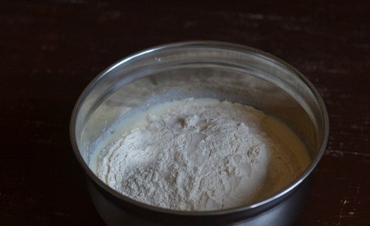 1. Этап. Чебуречное тесто: 4. Добавьте просеянную муку и перемешайте. После тесто можно переложить на стол и вымешивать руками.