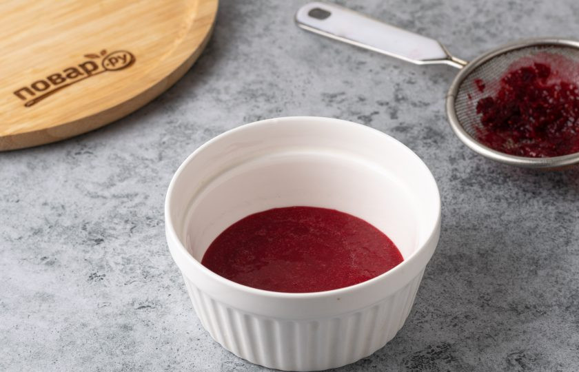 1. Этап. Грушевый коктейль с шампанским: Пропустите через сито. Отожмите сок от жмыха.