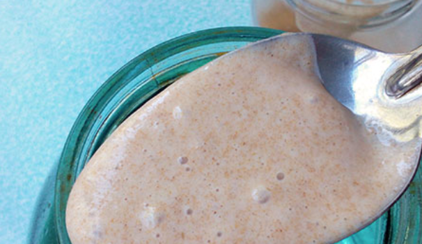 1. Этап. Квас из муки без дрожжей: В чистую 3-х литровую банку вливаем холодную воду, добавляем закваску из ржаной муки.