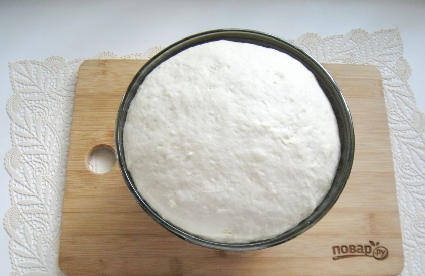 1. Этап. Жареные пирожки с картофелем и печенью: Миску с тестом накройте пищевой пленкой или полотенцем и поставьте в теплое место. Через час оно увеличится в объеме и будет готово к работе.