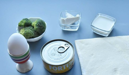 1. Этап. Мини пироги с тунцом и брокколи: Готовлю продукты для приготовления открытых мини пирогов. Для основы использую готовое слоеное бездрожжевое тесто. С тунца сливаю масло и разминаю вилкой. Для пикантности в заливку добавляю сыр фета. Соль дополнительно не использую, ее достаточно в сыре и тунце. Твердый сыр натираю на мелкой терке.