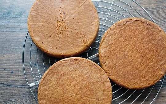 1. Этап. Открытый торт с ягодами: 10. Когда все коржи готовы, аккуратно срежьхе острым ножом неровности, чтобы поверхность была гладкой.