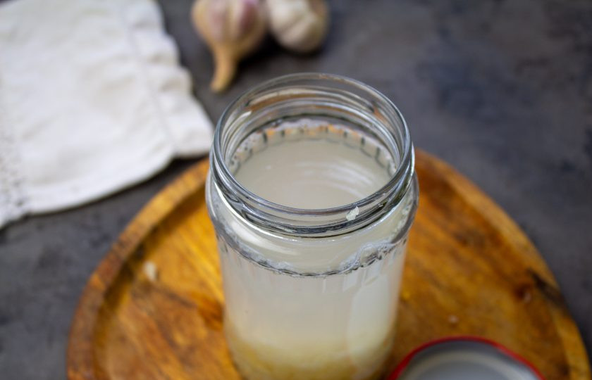 1. Этап. Настойка чеснока на спирту: В чистую банку налейте спирт и добавьте измельченный чеснок.