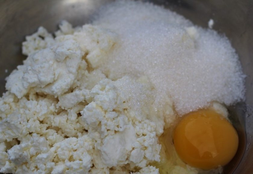 1. Этап. Сырники из творога с изюмом: 2. Смешиваем творог с яйцом и сахаром. При желании творог можно протереть через сито (если слишком зернистый).