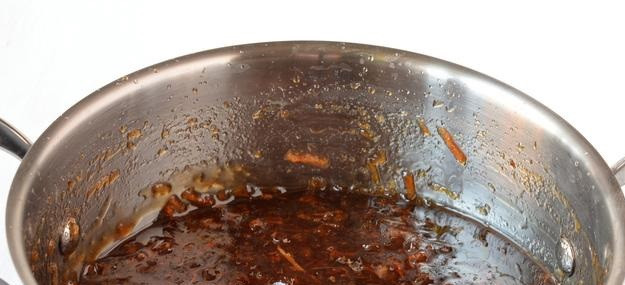 1. Этап. Варенье из яблок без закатки: Доводить до кипения и охлаждать варенье необходимо 3 раза. С каждым разом оно будет все гуще и насыщеннее.