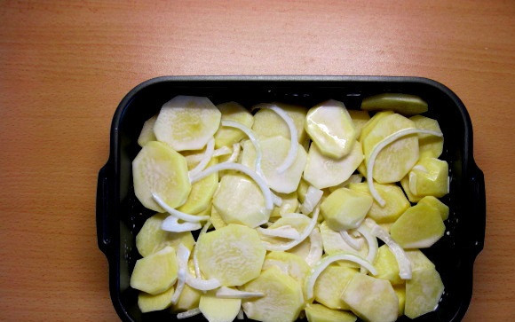 1. Этап. Мясная запеканка с картофелем: 3. Картофель с луком выложить на дно формы для запекания (предварительно можно смазать ее маслом) и разровнять.