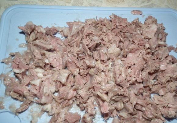 1. Этап. Холодец в банках на зиму: Свинину достаем, и измельчаем. Она должна хорошо проварится, до готовности. Бульон еще раз доводим до кипения.