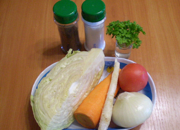 1. Этап. Вегетарианские щи: 1. Приготовим продукты для щей. Все овощи нужно вымыть и очистить.