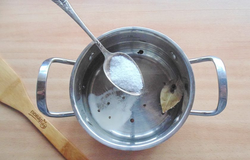1. Этап. Соление селедки: Добавьте соль.