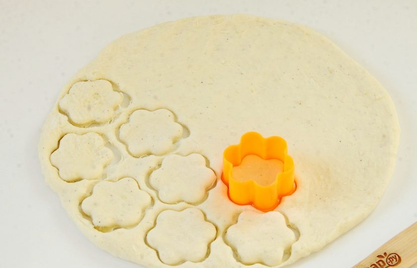 1. Этап. Картофельное печенье: Раскатайте лепешки снова в пласт, толщиной около 5 мм и вырежьте фигурками печенье.