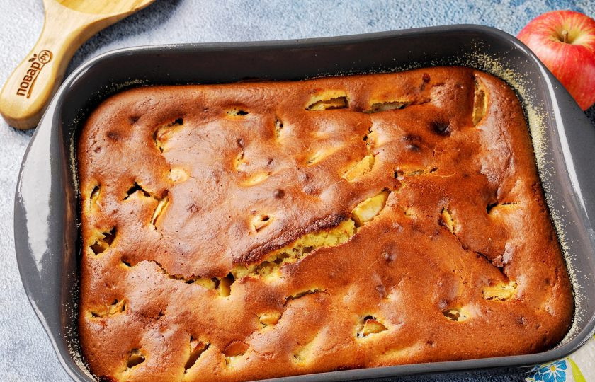 1. Этап. Заливной пирог на кефире с яблоками: Выпекайте заливной пирог на кефире с яблоками в духовке при температуре 180 градусов около 40-45 минут.