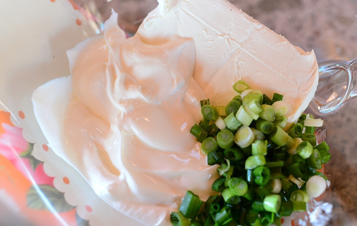 1. Этап. Соус из жареной кукурузы: 3. В чаше блендера смешайте сметану, сливочный сыр и измельченный зеленый лук.