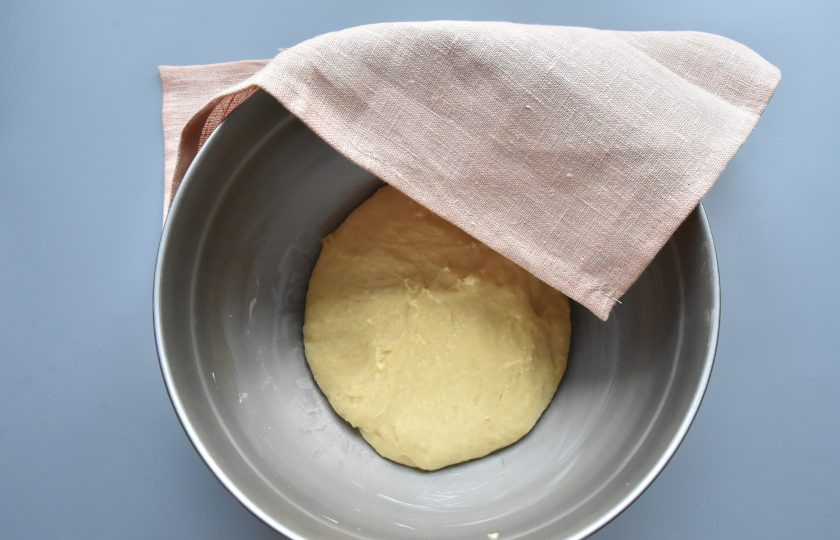 1. Этап. Краффин с маком: Дно и бока миски смажьте маслом и выложите тесто. Накройте посуду с тестом кухонным полотенцем и поставьте в теплое место для подъема.