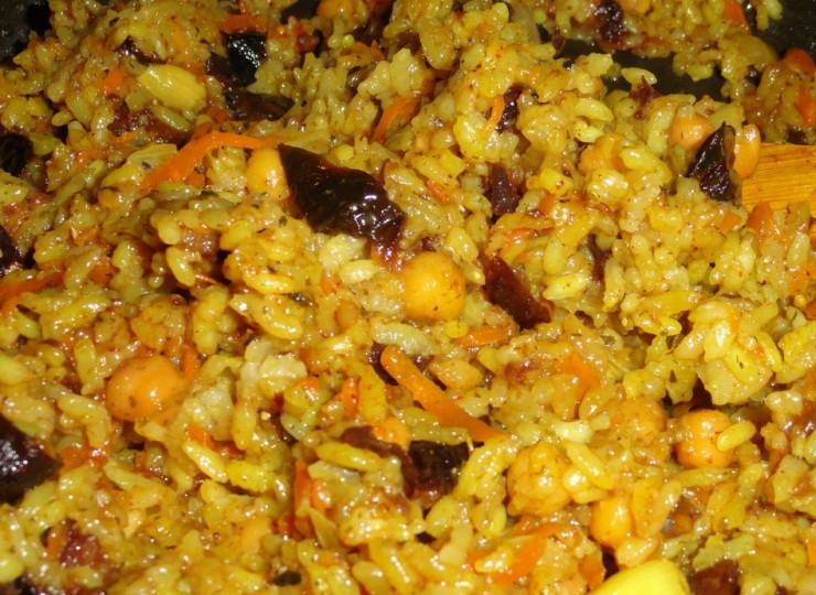 1. Этап. Плов с черносливом: Теперь он готов, и вы можете подавать его к столу.