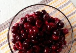 1. Этап. Вишневое варенье в мультиварке: Удаляем косточки из вишни.