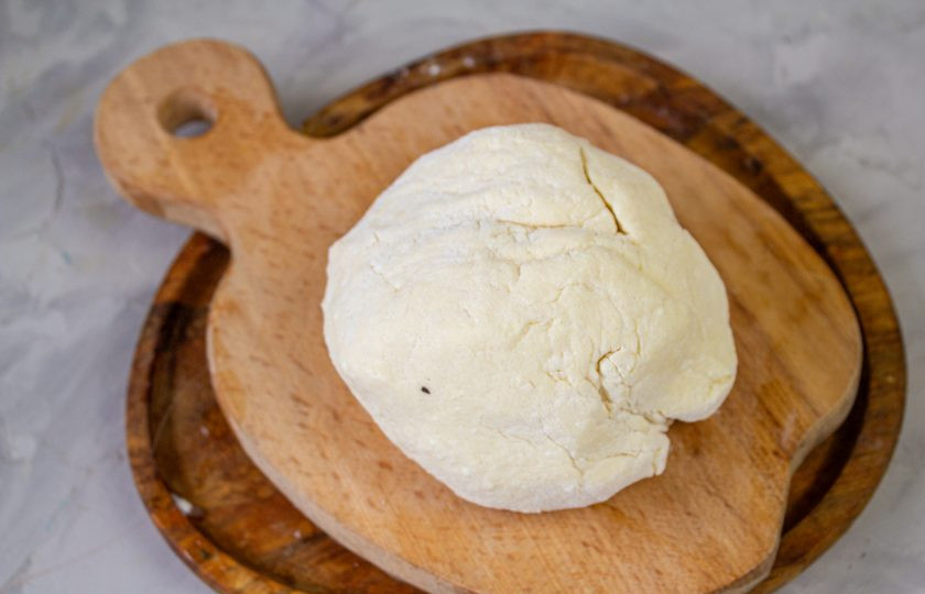 1. Этап. ПП пончики: Замесите мягкое тесто. Учитывайте, что количество муки может уйти больше или меньше, в зависимости от влажности творога. Но, не забивайте тесто мукой, оно должно быть мягким, но слегка липнущим к рукам.