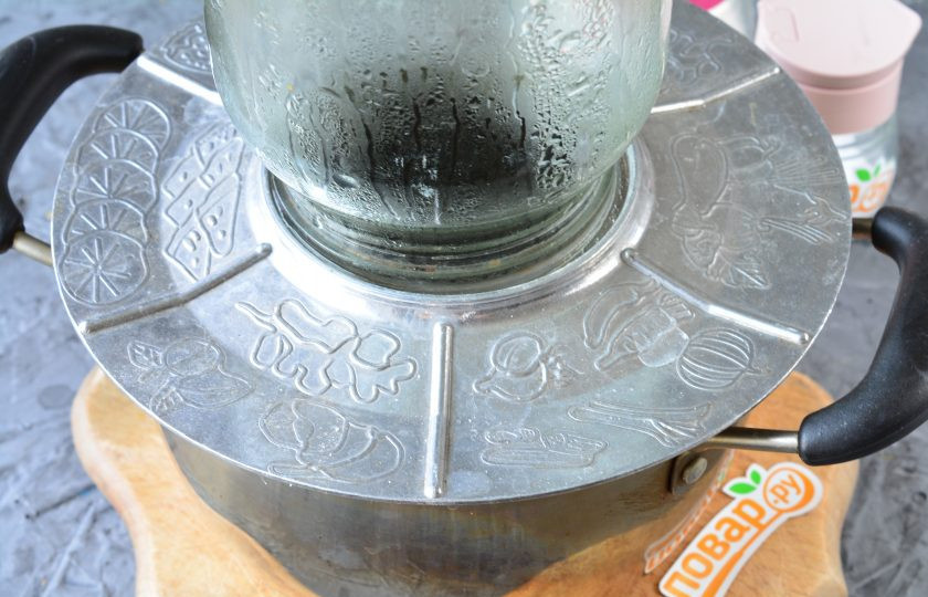 1. Этап. Огурцы в остром соусе на зиму: Литровые банки промойте с содой, сполосните, затем простерилизуйте над паром 5 минут. Железные крышки прокипятите в воде 1 минуту.