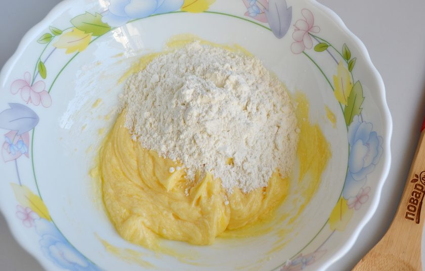 1. Этап. Ореховые пирожные: 3. Всыпьте муку, замесите мягкое тесто.