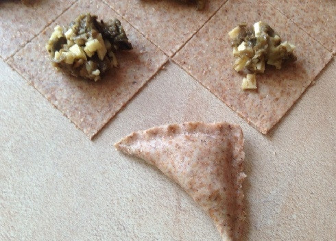 1. Этап. ПП-пельмени с баклажаном: И формируем пельмени. Сначала слепим вот так, треугольником. Тщательно защипываем края!