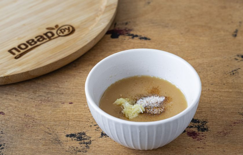 1. Этап. Соус горчичный (рецепт для салата): Чеснок измельчите и добавьте в соус. Добавьте соль и перец. Перемешайте.