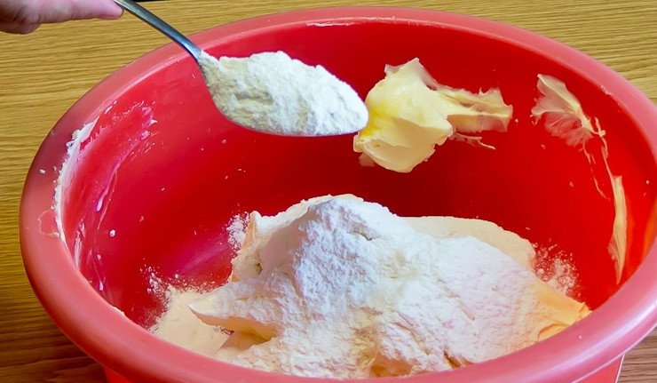 1. Этап. Тесто для торта Наполеон: Затем добавьте соль и муку. Замешайте тесто руками.