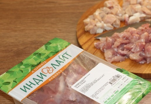 1. Этап. Закусочные пирожки с рубленной индейкой: 11. Очень мелко нарезаем мякоть индейки и свинины.