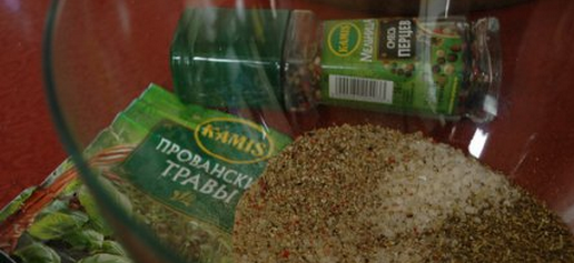 1. Этап. Бастурма из индейки в мультиварке: 1. Смешаем все специи между собой. Лавровый лист измельчим в кофемолке или просто мелко покрошим руками. Вливаем коньяк и снова перемешиваем.