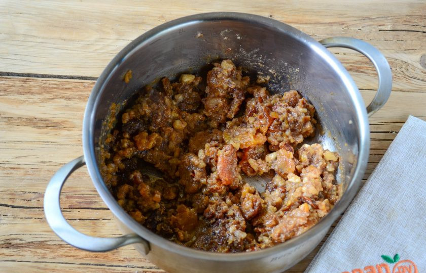 1. Этап. Варенье из кураги с грецким орехом: Варенье из кураги с грецким орехом готово. Переложите его в стеклянную баночку и накройте крышкой. Хранить варенье в холодильнике можно до 2 недель. Кушайте с удовольствием!