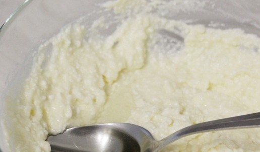 1. Этап. Творожные вафли: Перемешать до однородности, добавить растительное масло и снова перемешать.