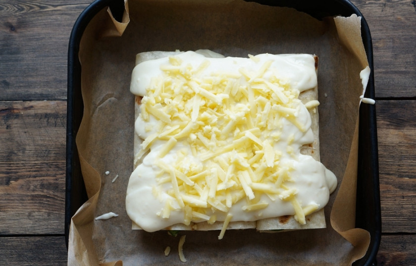 1. Этап. Энчилада: В кастрюле растопите сливочное масло. Как только оно расплавилось, всыпьте к нему муку и немного обжарьте. Затем постепенно влейте молоко. Соус нужно постоянно помешивать, чтобы в нём не образовалось комочков. Соус должен немного загустеть. Затем его нужно вылить на тортильи.