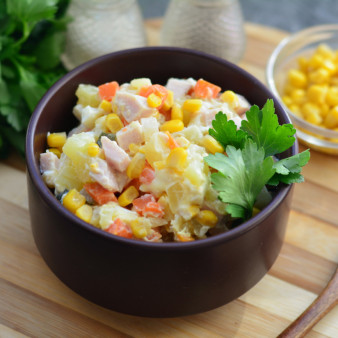 Салат с копченым мясом и кукурузой