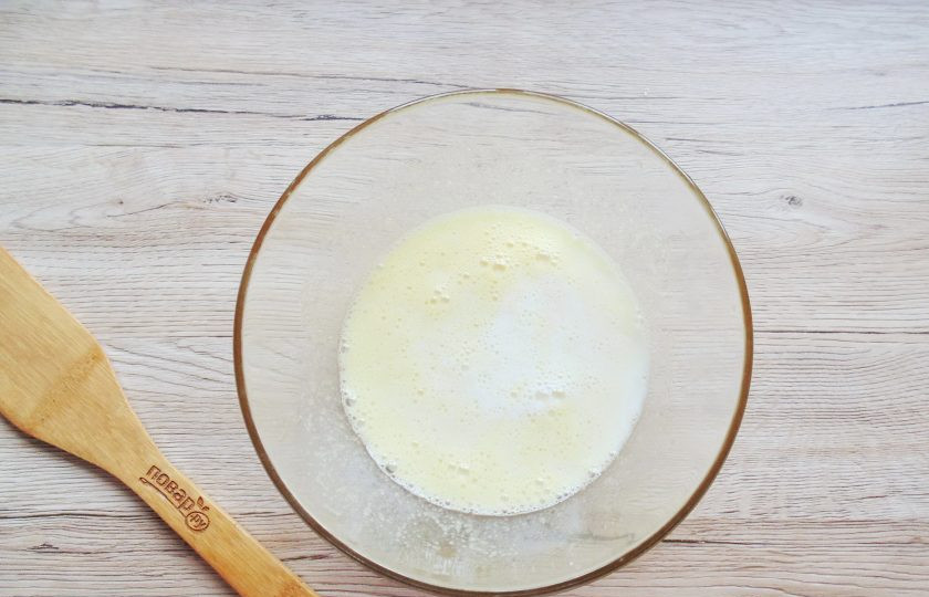 1. Этап. Торт Ай-Петри с вишней: В миску разбейте яйца, добавьте сахар. Тщательно перемешайте венчиком и налейте молоко.