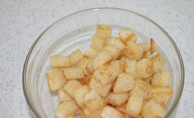 1. Этап. Гороховый суп с копченой грудинкой: Хлеб режем на кубики и обжариваем. Получаются румяные гренки.