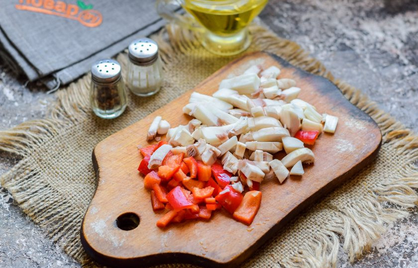 1. Этап. Киноа с индейкой: Шампиньоны ополосните и нарежьте небольшими кусочками. Сладкий перец очистите и нарежьте мелкими кусочками.