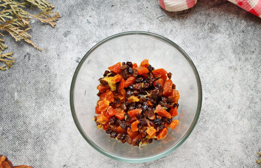 1. Этап. Морковно-гречневый кекс: Натрите цедру с половины апельсина и выжмите сок. Сухофрукты вымойте, откиньте на сито и дайте воде полностью стечь. Курагу порежьте на кусочки и вместе с изюмом положите в миску. Залейте их апельсиновым соком, закройте и оставьте на 8 часов в прохладном месте.