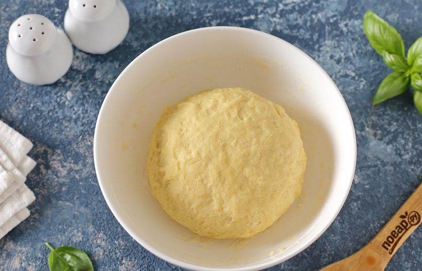 1. Этап. Пельмени с базиликом: Замесите упругое и эластичное тесто. Соберите в шар, накройте полотенцем и дайте полежать 20 минут.