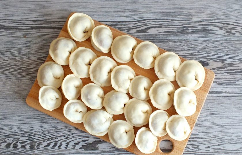 1. Этап. Пельмени из судака: Пельмени переложите на доску. Их можно заморозить или сразу же отварить привычным способом.