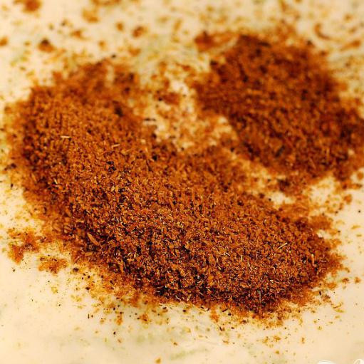 1. Этап. Райта салат: Добавьте измельчённые семена тмина, соль и перец. Поместите в холодильник на 1 час.