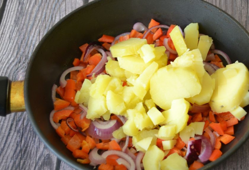 1. Этап. Фриттата по-испански: Добавьте нарезанный кубиком отварной картофель.
