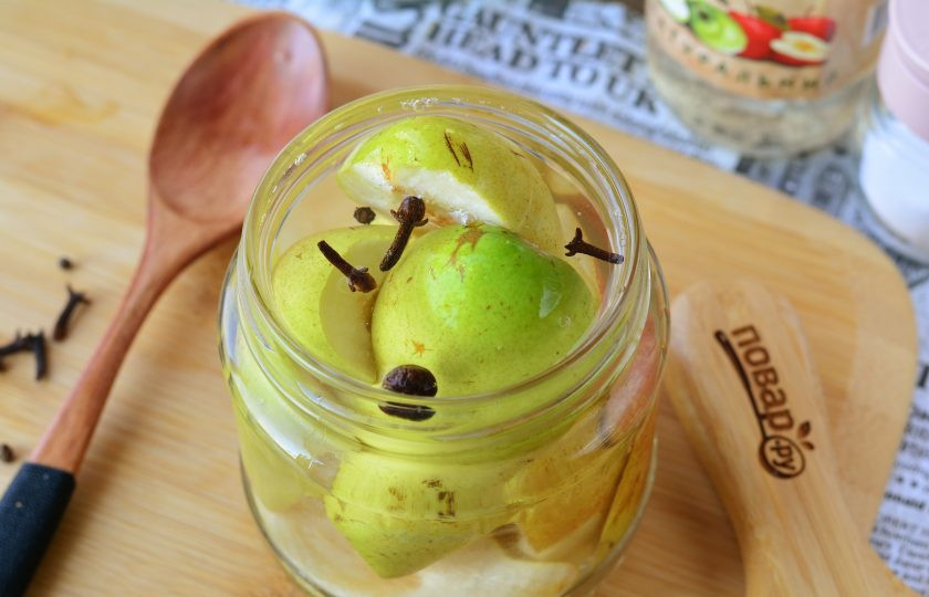 1. Этап. Консервированные груши без стерилизации: Сироп повторно закипятите, влейте уксус и залейте груши в банках горячим маринадом.