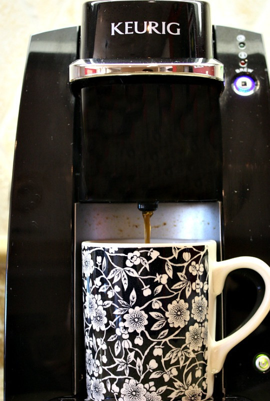 1. Этап. Кофе латте: 1. Первым делом заварим крепкий кофе. Я это делала в кофе-машине, но можно заварить (или сварить) его любым удобным для вас способом. Главное, чтобы он остался горячим и крепким, когда будет его подавать.