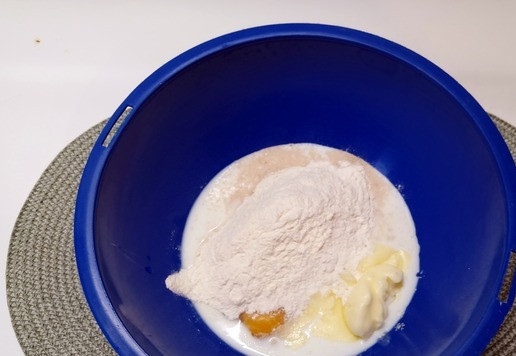 1. Этап. Булочки Клубочек с творожным сыром: Всыпать муку.